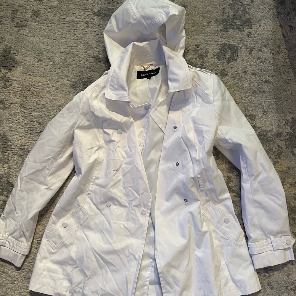 White Black River short trench coat Women’s size M